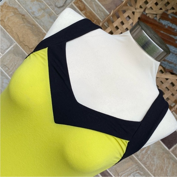 Express Cutout Back Fitted Tank Top - Picture 2 of 9
